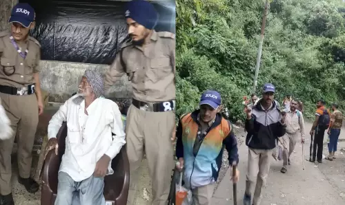 Pauri Garhwal: 85 वर्षीय कांवड़ यात्री को जवानों ने दिया नया जीवन, बने फरिश्ते Pauri Garhwal: 85 वर्षीय कांवड़ यात्री को जवानों ने दिया नया जीवन, बने फरिश्ते