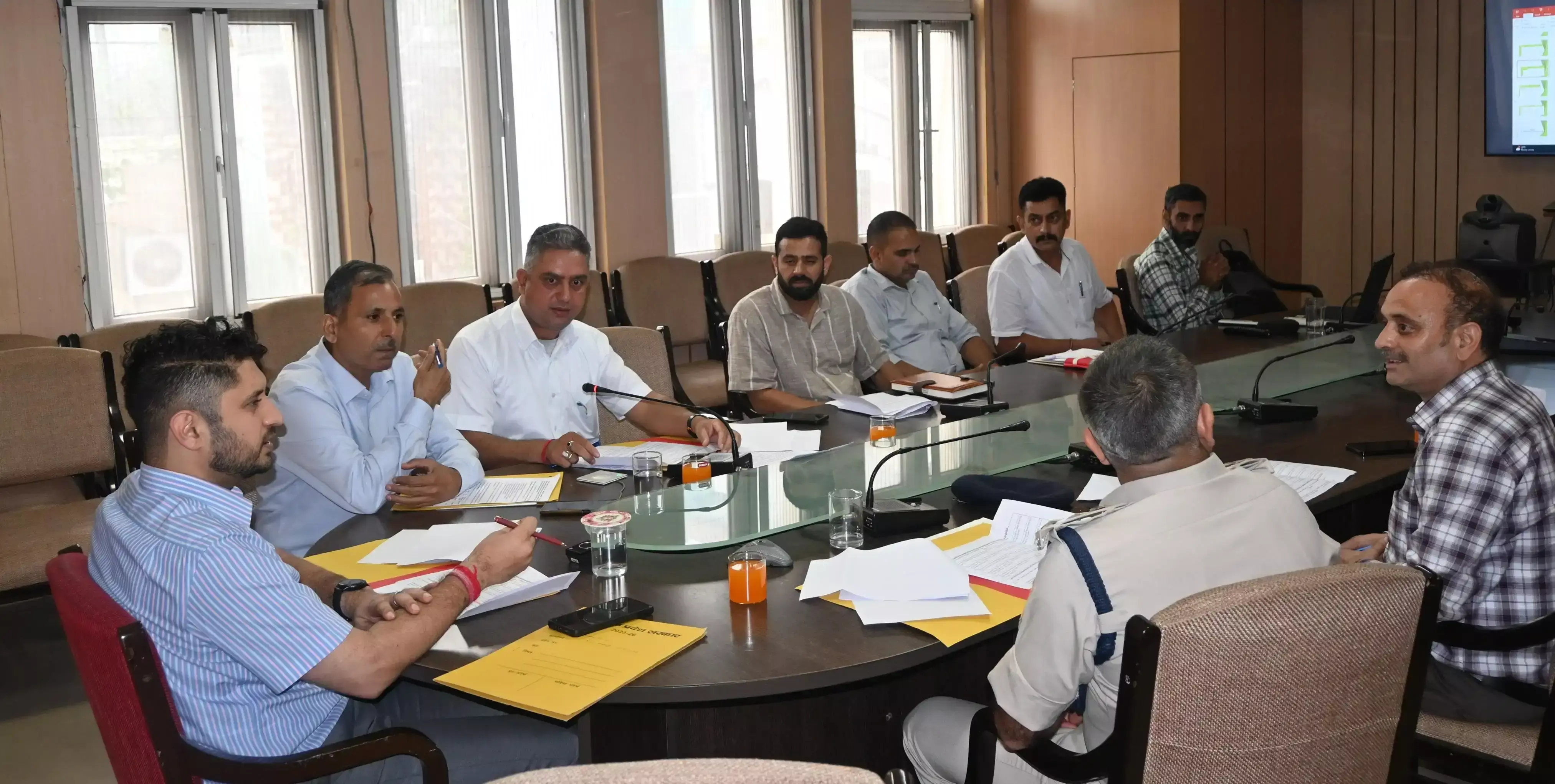 Mandi: आबकारी एवं एनडीपीएस अधिनियम के क्रियान्वयन की समीक्षा, अधिकारियों ने की बैठक Mandi: आबकारी एवं एनडीपीएस अधिनियम के क्रियान्वयन की समीक्षा, अधिकारियों ने की बैठक