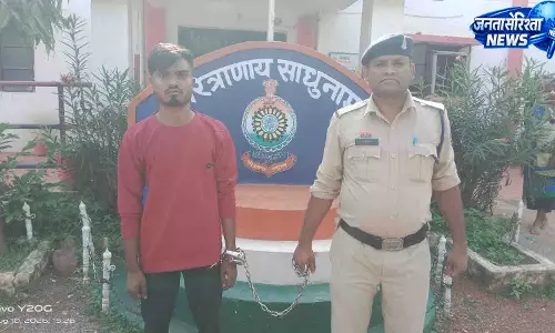 अभनपुर में पुलिस की औचक चेकिंग, बटनदार चाकू के साथ युवक गिरफ्तार अभनपुर में पुलिस की औचक चेकिंग, बटनदार चाकू के साथ युवक गिरफ्तार