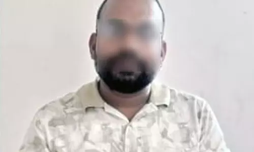 मुकदमे की धमकी देकर मांगी रिश्वत क्लर्क रंगे हाथ गिरफ्तार