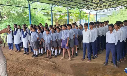 नशामुक्ति से साइबर सुरक्षा तक कुरमा तराई हाईस्कूल में पुलिस ने छात्रों को किया जागरूक