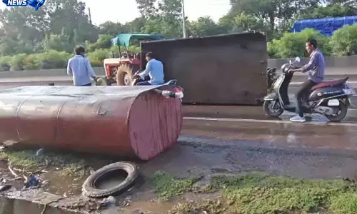 रायपुर में तेज रफ्तार टैंकर पलटा, रिंग रोड पर लगा लंबा जाम रायपुर में तेज रफ्तार टैंकर पलटा, रिंग रोड पर लगा लंबा जाम