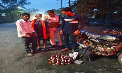 सिलतरा में अवैध शराब परिवहन का खुलासा, 35 पौवा शराब के साथ 2 आरोपी गिरफ्तार सिलतरा में अवैध शराब परिवहन का खुलासा, 35 पौवा शराब के साथ 2 आरोपी गिरफ्तार