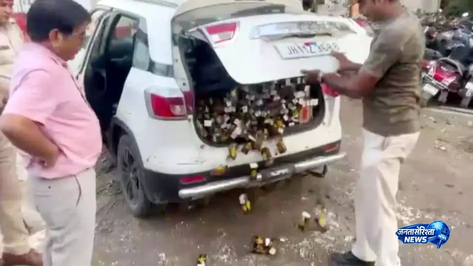 तस्करी का नया हथकंडा, AIIMS गोलंबर के पास अवैध शराब की डिलीवरी तस्करी का नया हथकंडा, AIIMS गोलंबर के पास अवैध शराब की डिलीवरी