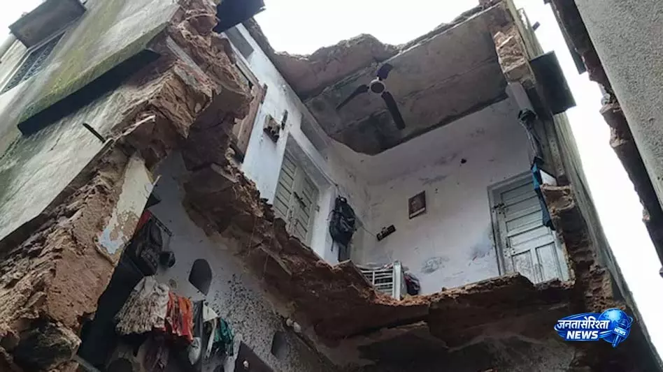 अचानक गिरी हार्डवेयर दुकान की छत, मची अफरा-तफरी, 3 अस्पताल में भर्ती अचानक गिरी हार्डवेयर दुकान की छत, मची अफरा-तफरी, 3 अस्पताल में भर्ती