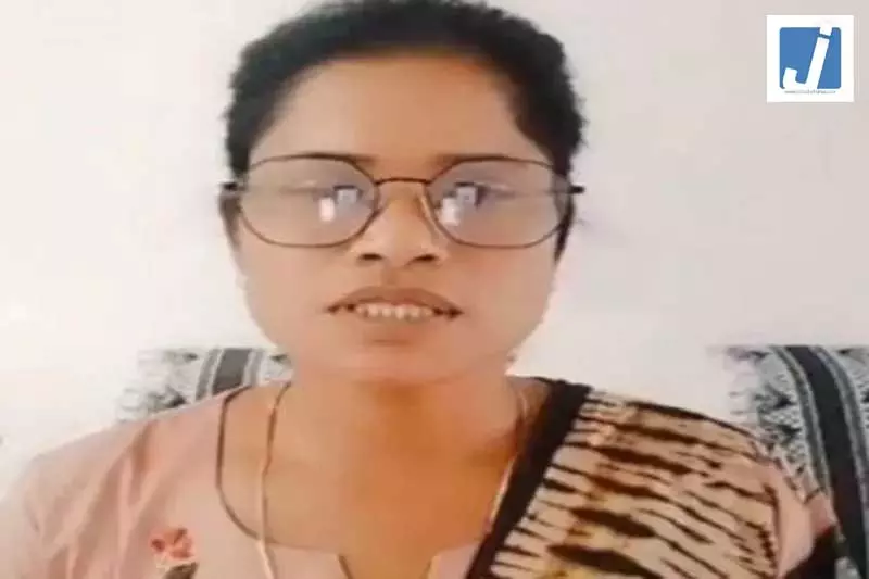 आयुष्मान योजना: आरक्षक की मौत के 42 दिन बाद फोन में आया ऐसा मैसेज, पढ़कर पत्नी हुई हैरान आयुष्मान योजना: आरक्षक की मौत के 42 दिन बाद फोन में आया ऐसा मैसेज, पढ़कर पत्नी हुई हैरान