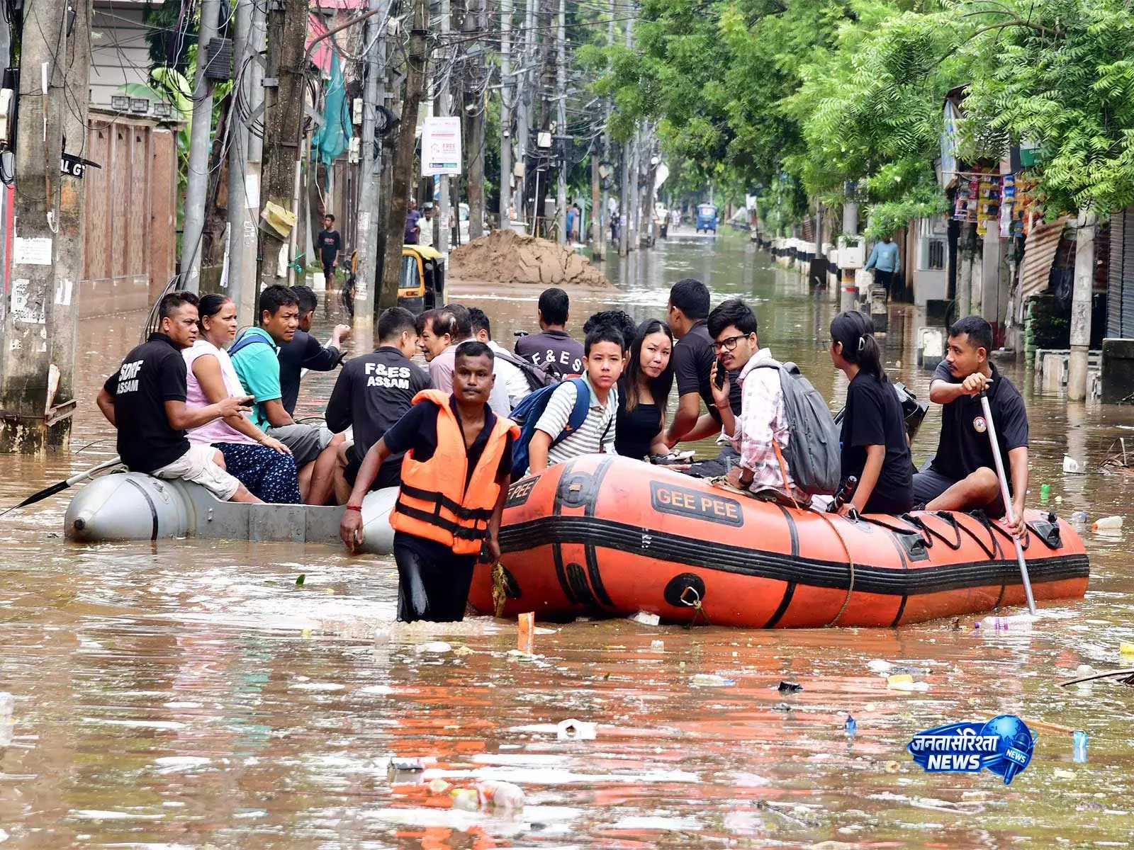 असम में बाढ़ से मरने वालों की संख्या 101 हुई, कई ज़िले अभी भी जलमग्न असम में बाढ़ से मरने वालों की संख्या 101 हुई, कई ज़िले अभी भी जलमग्न