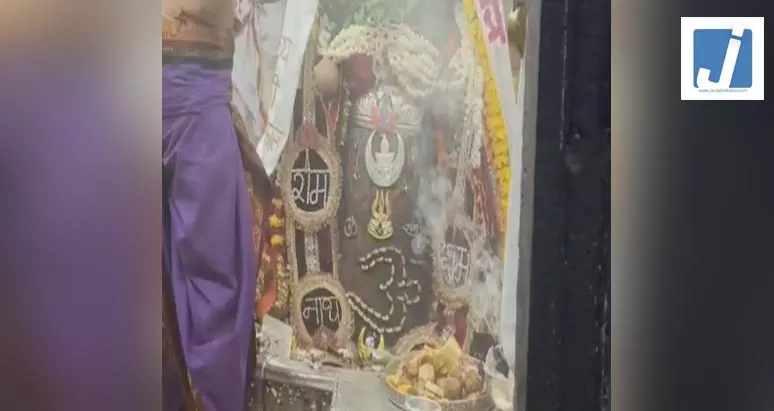श्रावण शिवरात्रि पर वैष्णव तिलक और ओम से सजे बाबा महाकाल, श्री राम की माला पहन भक्तों को दिए दर्शन श्रावण शिवरात्रि पर वैष्णव तिलक और ओम से सजे बाबा महाकाल, श्री राम की माला पहन भक्तों को दिए दर्शन