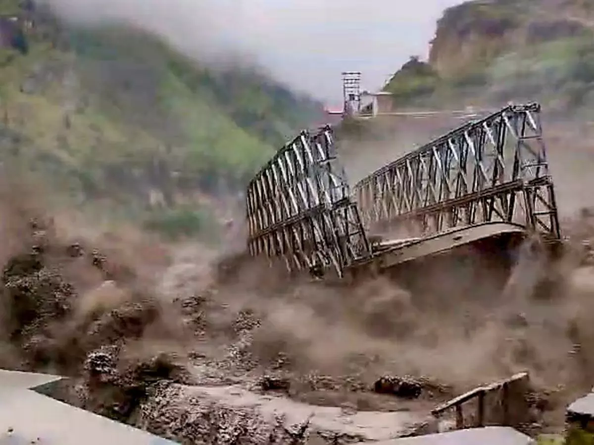 उत्तराखंड में भारी बारिश का कहर जारी, 11 जिलों में अलर्ट देहरादून में मकान गिरा उत्तराखंड में भारी बारिश का कहर जारी, 11 जिलों में अलर्ट देहरादून में मकान गिरा