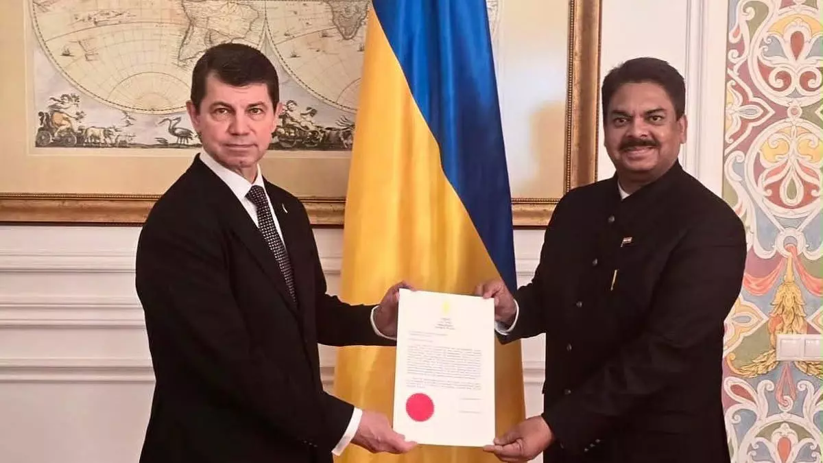यूक्रेन में भारत के मनोनीत राजदूत अंजनी कुमार ने सौंपी प्रमाण-पत्र की प्रति यूक्रेन में भारत के मनोनीत राजदूत अंजनी कुमार ने सौंपी प्रमाण-पत्र की प्रति