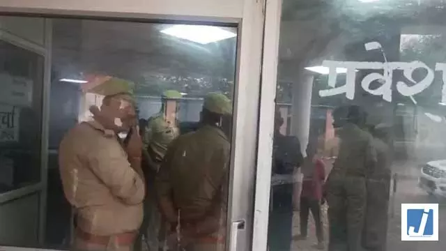 बच्ची से छेड़खानी का आरोप, गिरफ्तारी के बाद बुजुर्ग पुजारी ने थाने में फंदा लगाया बच्ची से छेड़खानी का आरोप, गिरफ्तारी के बाद बुजुर्ग पुजारी ने थाने में फंदा लगाया