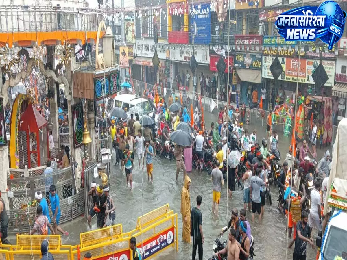 सावन शिवरात्रि पर संभल में आस्था का सैलाब बारिश के बीच मंदिरों में पहुंचे भक्त सावन शिवरात्रि पर संभल में आस्था का सैलाब बारिश के बीच मंदिरों में पहुंचे भक्त
