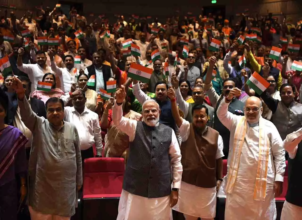 पीएम मोदी, केंद्रीय मंत्री और सांसदों ने एक साथ लहराया तिरंगा पीएम मोदी, केंद्रीय मंत्री और सांसदों ने एक साथ लहराया तिरंगा