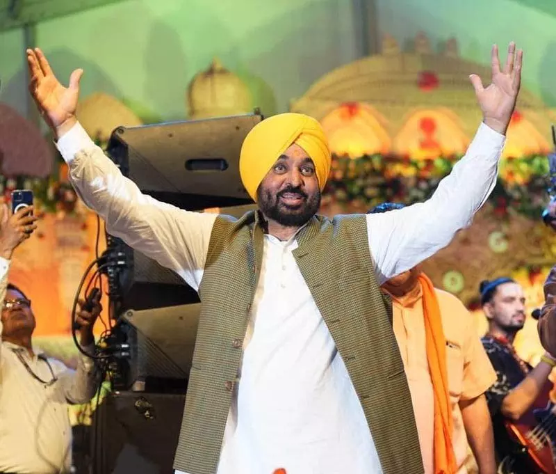 Chandigarh CM मान को सम्मान देने की मांग पर विवाद Chandigarh CM मान को सम्मान देने की मांग पर विवाद
