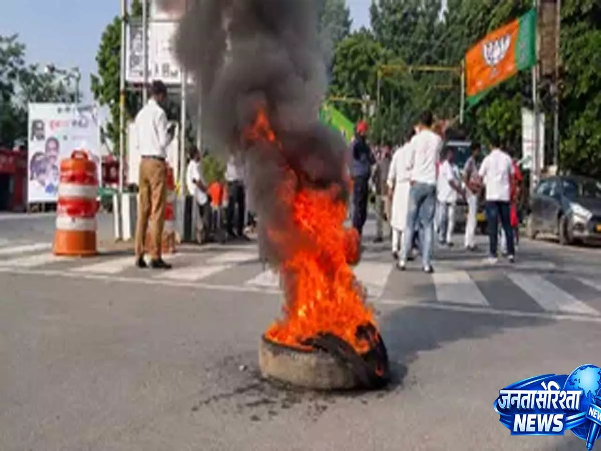 रांची में BJP कार्यकर्ताओं का प्रदर्शन हरमू चौक पर टायर जलाकर सड़क जाम रांची में BJP कार्यकर्ताओं का प्रदर्शन हरमू चौक पर टायर जलाकर सड़क जाम
