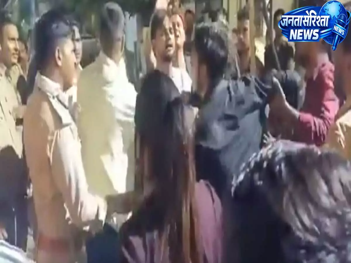 रोडरेज में पुलिसकर्मी पर टूट पड़े दबंग सड़क पर बेहोश होकर गिरा सिपाही रोडरेज में पुलिसकर्मी पर टूट पड़े दबंग सड़क पर बेहोश होकर गिरा सिपाही