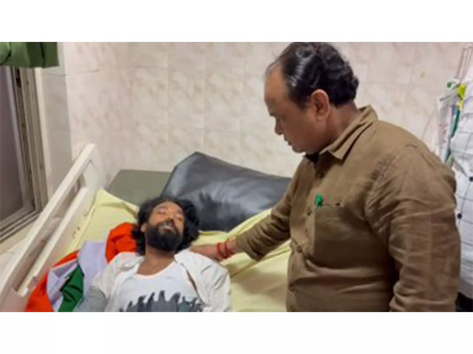 झारखंड के स्वास्थ्य मंत्री ने रांची के अस्पताल में भर्ती प्रदर्शनकारी छात्रों से मुलाकात की झारखंड के स्वास्थ्य मंत्री ने रांची के अस्पताल में भर्ती प्रदर्शनकारी छात्रों से मुलाकात की