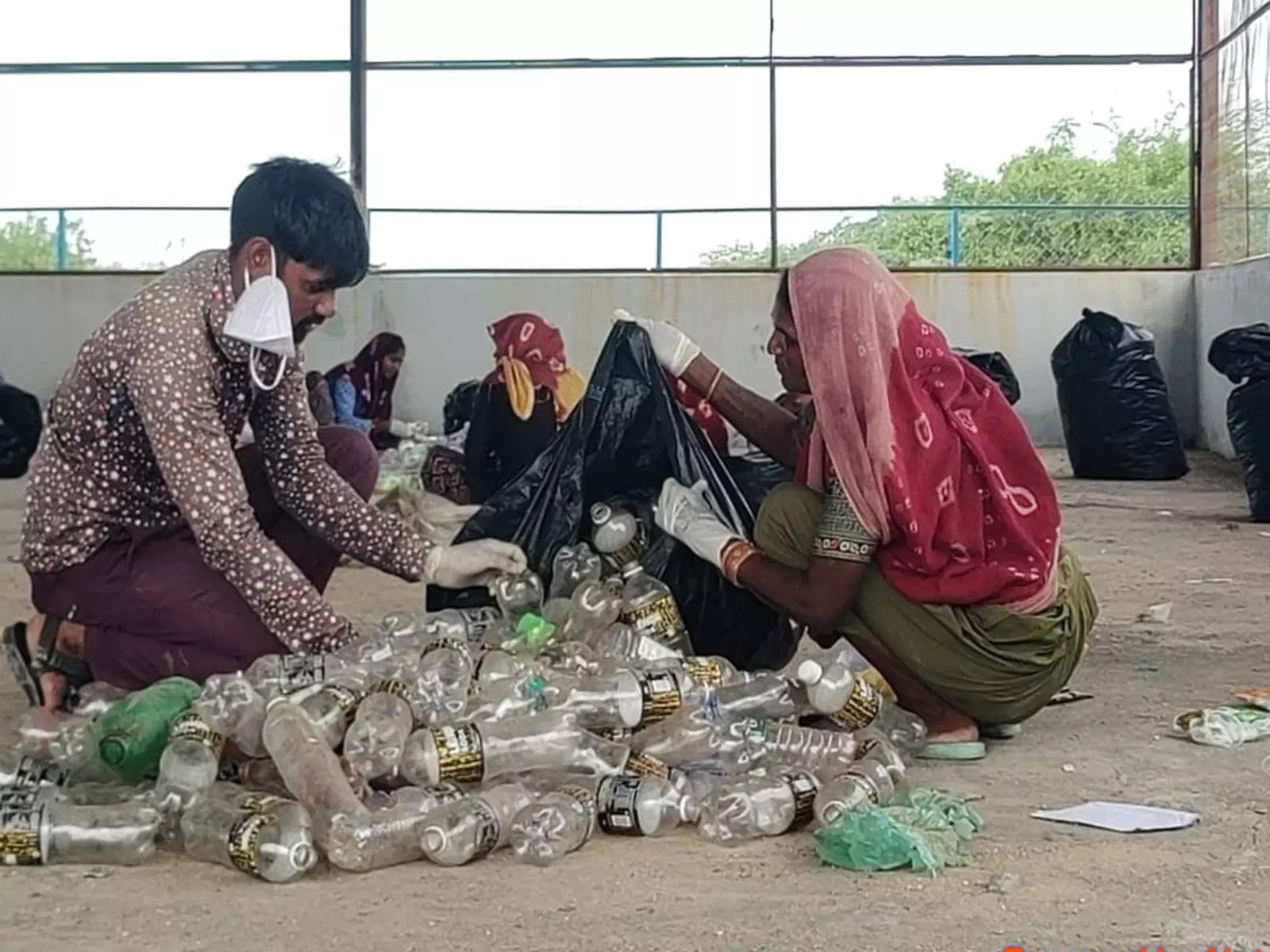 प्लास्टिक कचरा जुटाने पर ग्रामीणों को मिलेगा पैसा प्लास्टिक कचरा जुटाने पर ग्रामीणों को मिलेगा पैसा