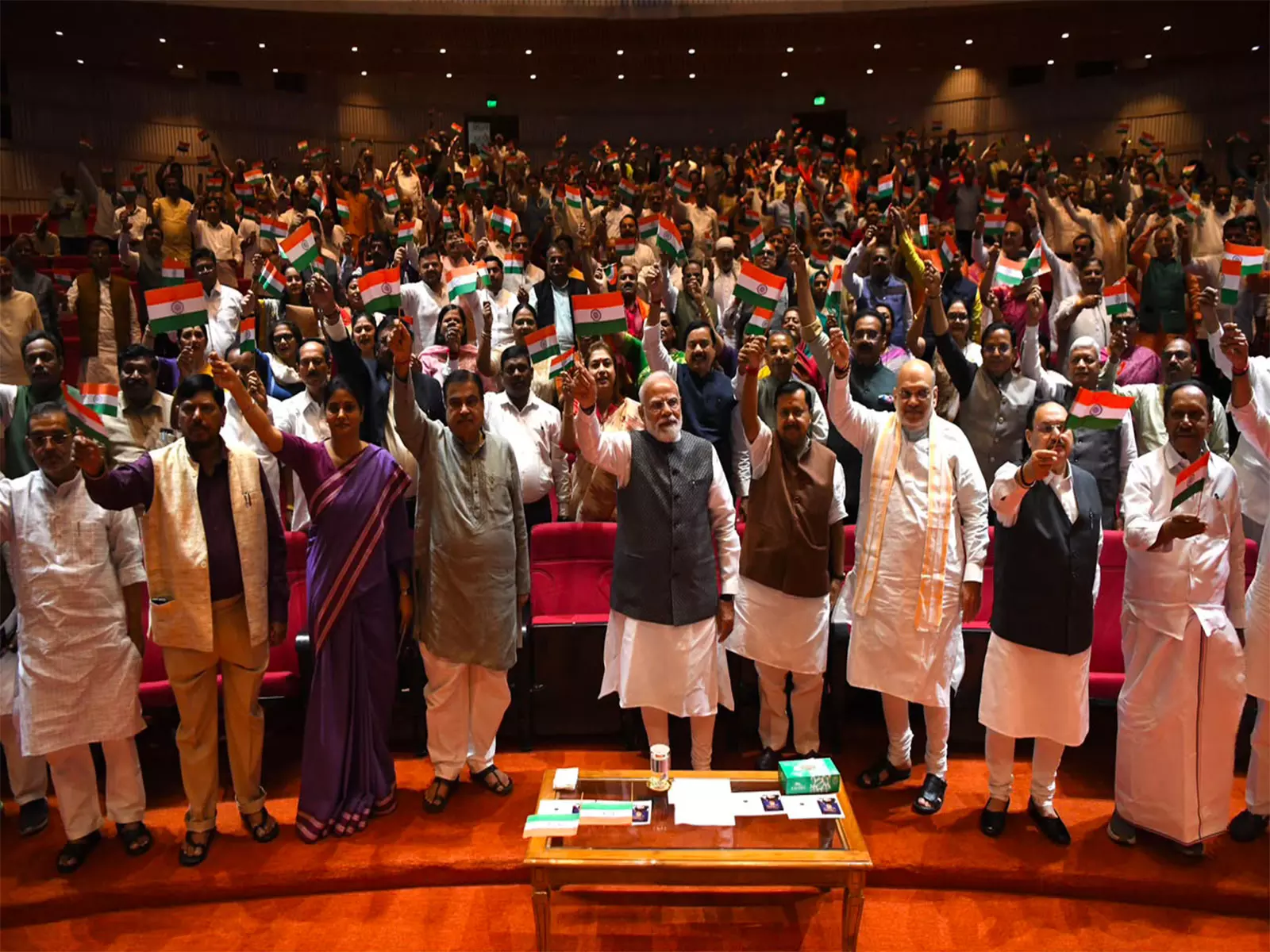 NDA सांसदों का ‘मंगल मिलन’, संसद की ओर मार्च NDA सांसदों का ‘मंगल मिलन’, संसद की ओर मार्च