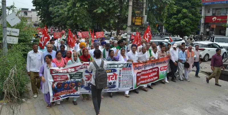 करनाल में सरकार के खिलाफ मजदूरों का प्रदर्शन करनाल में सरकार के खिलाफ मजदूरों का प्रदर्शन