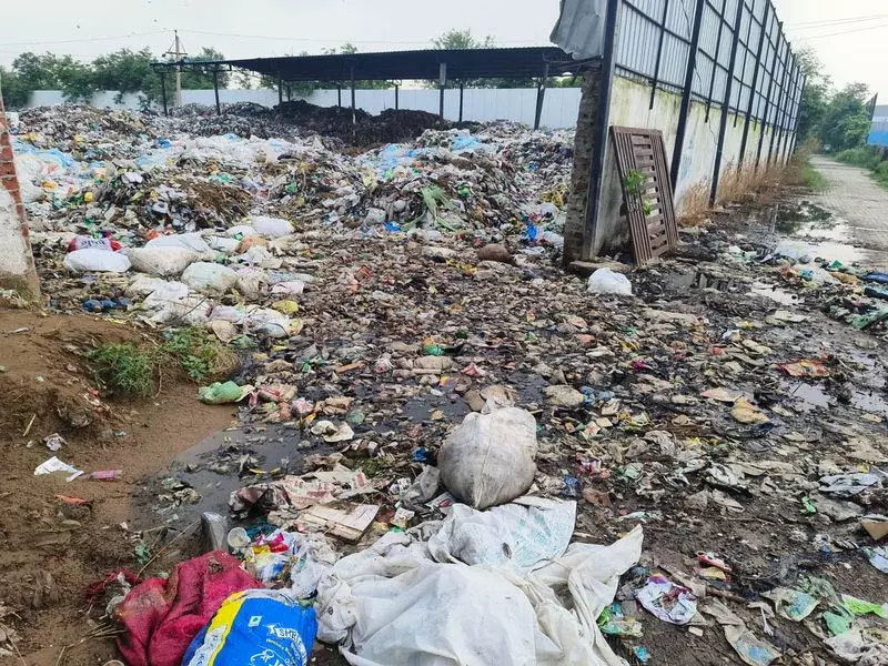 धारूहेड़ा स्टेडियम बना कचरा डंपिंग ग्राउंड धारूहेड़ा स्टेडियम बना कचरा डंपिंग ग्राउंड