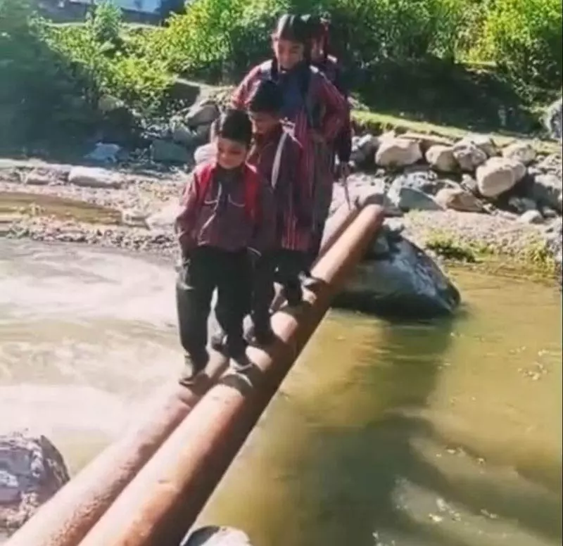 सोलन गांव में रस्सी की ट्रॉली से खतरनाक सफर सोलन गांव में रस्सी की ट्रॉली से खतरनाक सफर