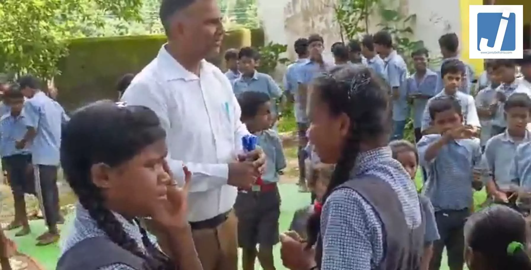 शिक्षक की विदाई पर रो पड़े बच्चे, गुरु-शिष्य रिश्ते ने कर दिया भावुक शिक्षक की विदाई पर रो पड़े बच्चे, गुरु-शिष्य रिश्ते ने कर दिया भावुक