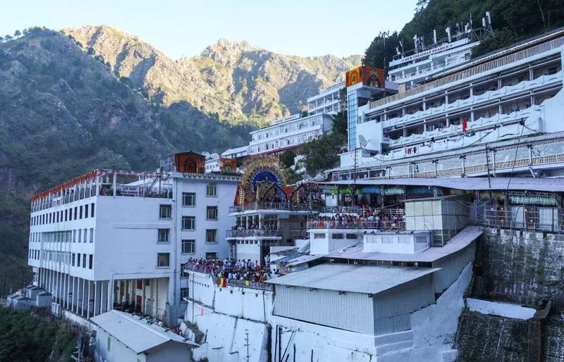 Jammu वैष्णो देवी मंदिर 3 साल में 7,671 किलो धातु दान Jammu वैष्णो देवी मंदिर 3 साल में 7,671 किलो धातु दान