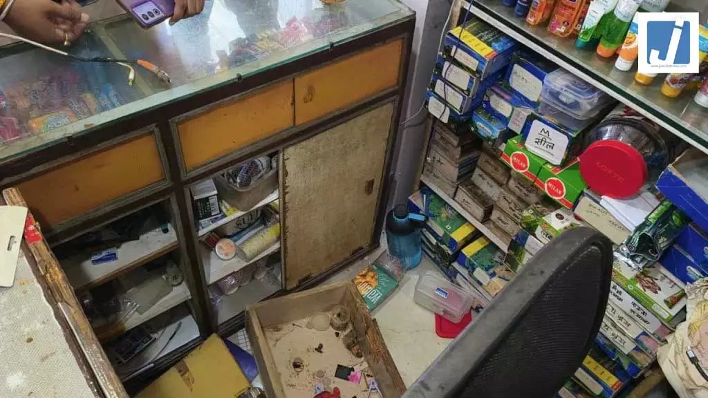 कैमरे का तार काटा, एंगल घुमाया...फिर भी CCTV में कैद हुई नकाबपोशों की चोरी कैमरे का तार काटा, एंगल घुमाया...फिर भी CCTV में कैद हुई नकाबपोशों की चोरी