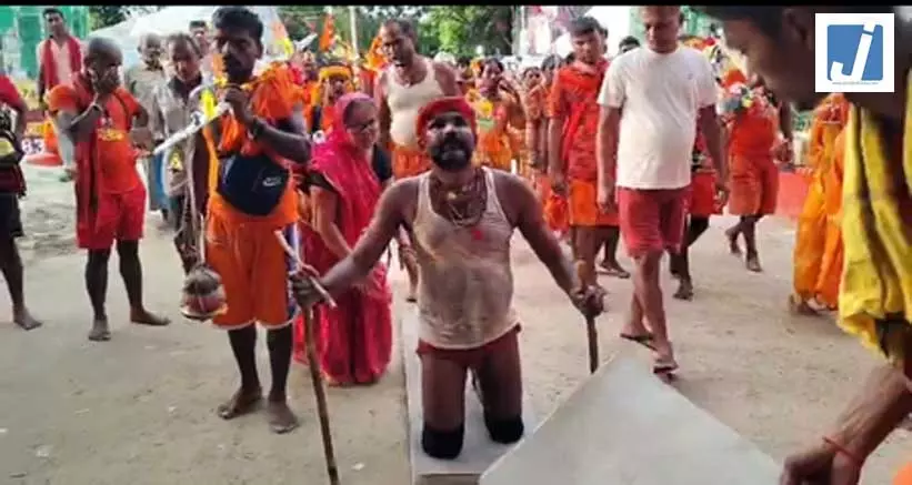 दर्द से बेपरवाह बाबा की भक्ति में लीन, घुटनों के बल तय कर रहे बाबाधाम का सफर दर्द से बेपरवाह बाबा की भक्ति में लीन, घुटनों के बल तय कर रहे बाबाधाम का सफर