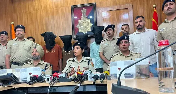 पाकिस्तानी जिगाना पिस्टल समेत हथियार बरामद, 3 बदमाश गिरफ्तार पाकिस्तानी जिगाना पिस्टल समेत हथियार बरामद, 3 बदमाश गिरफ्तार