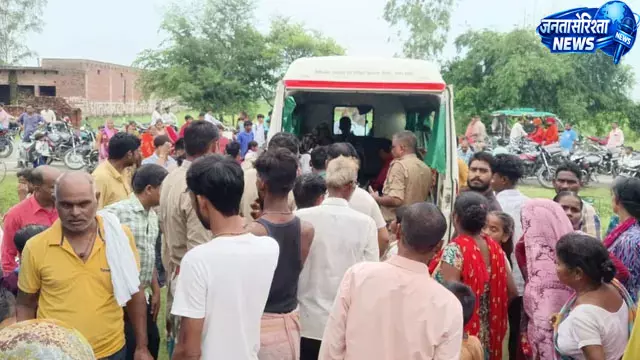 टिन शेड गिरने से 40 बच्चे दबे, 8 घायल टिन शेड गिरने से 40 बच्चे दबे, 8 घायल