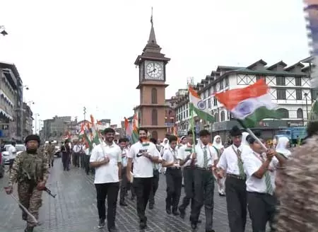 सीआरपीएफ ने श्रीनगर के लाल चौक पर निकाली तिरंगा रैली, बच्चों को बताया आजादी का महत्व सीआरपीएफ ने श्रीनगर के लाल चौक पर निकाली तिरंगा रैली, बच्चों को बताया आजादी का महत्व