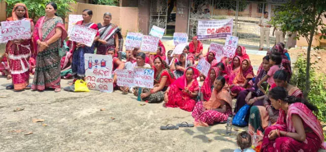 Sonpur शराब की दुकान बंद कराने को महिलाओं का प्रदर्शन Sonpur शराब की दुकान बंद कराने को महिलाओं का प्रदर्शन
