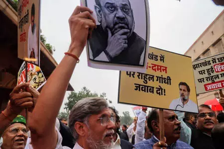 झारखंड छात्र आंदोलन पर NDA-विपक्ष का प्रदर्शन झारखंड छात्र आंदोलन पर NDA-विपक्ष का प्रदर्शन