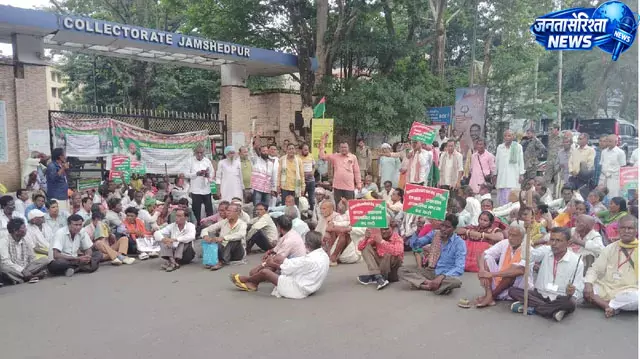 झारखंड आंदोलनकारी संघर्ष मोर्चा का डीसी कार्यालय के सामने प्रदर्शन, मुख्य सड़क जाम झारखंड आंदोलनकारी संघर्ष मोर्चा का डीसी कार्यालय के सामने प्रदर्शन, मुख्य सड़क जाम