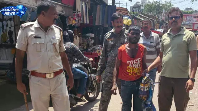 साकची बाजार में एसी के कॉपर पाइप चोरी करने वाला रंगेहाथ पकड़ा गया साकची बाजार में एसी के कॉपर पाइप चोरी करने वाला रंगेहाथ पकड़ा गया