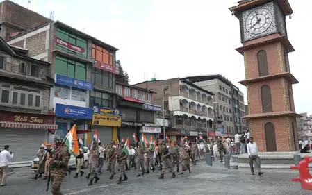 श्रीनगर में CRPF-छात्रों ने निकाली तिरंगा रैली श्रीनगर में CRPF-छात्रों ने निकाली तिरंगा रैली