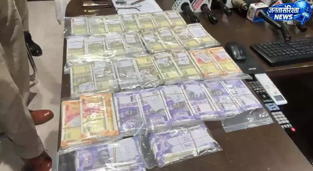 CG BREAKING: नकली नोटों का बड़ा खेल, 12.50 लाख के जाली नोट बरामद, 3 गिरफ्तार CG BREAKING: नकली नोटों का बड़ा खेल, 12.50 लाख के जाली नोट बरामद, 3 गिरफ्तार