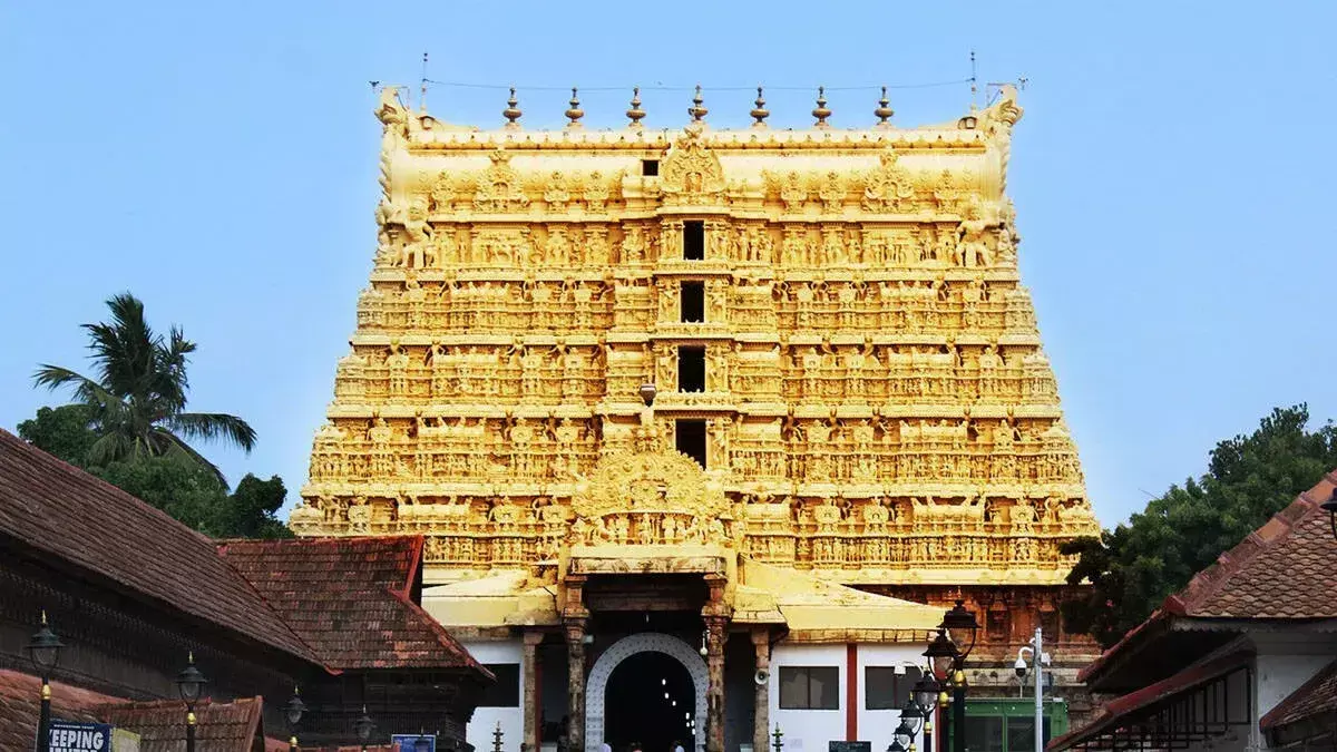 kerala: पद्मनाभस्वामी मंदिर में आवारा कुत्ते ने दो श्रद्धालुओं को काटा kerala: पद्मनाभस्वामी मंदिर में आवारा कुत्ते ने दो श्रद्धालुओं को काटा