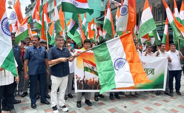 तिरंगे के रंग में रंगा गंगटोक, सड़कों पर उमड़ा देशभक्ति का सैलाब तिरंगे के रंग में रंगा गंगटोक, सड़कों पर उमड़ा देशभक्ति का सैलाब