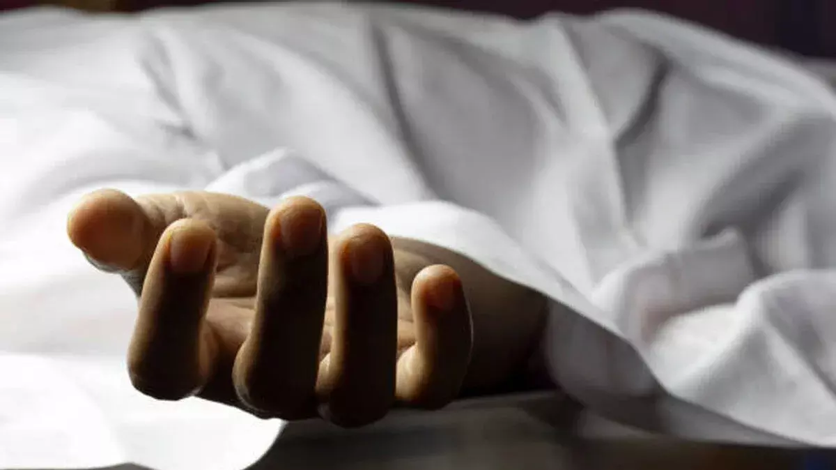 kerala: MCH के पास कार में मिला शव, गर्भवती पत्नी को कराया गया था भर्ती kerala: MCH के पास कार में मिला शव, गर्भवती पत्नी को कराया गया था भर्ती