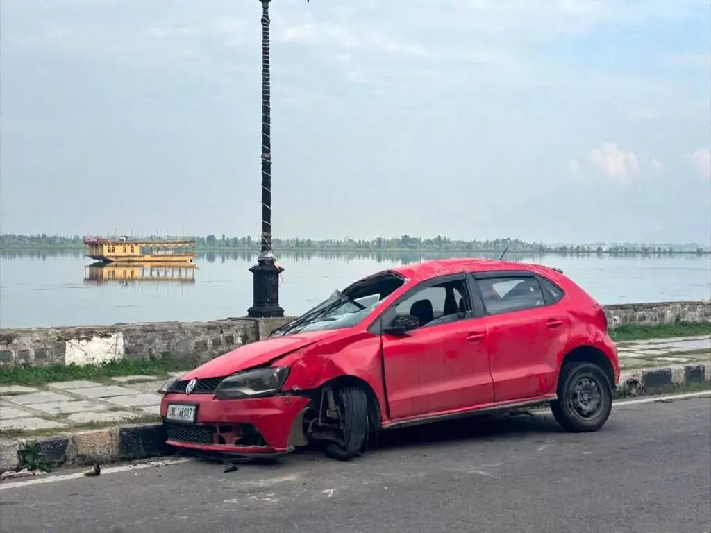 Srinagar: सड़क हादसे में 25 वर्षीय महिला की मौत, निशात इलाके की घटना Srinagar: सड़क हादसे में 25 वर्षीय महिला की मौत, निशात इलाके की घटना