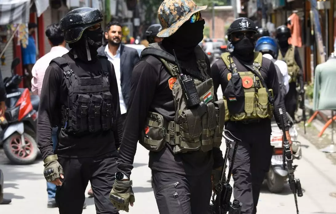 Srinagar: कश्मीर में संवेदनशील इलाकों पर बढ़ी निगरानी, 15 अगस्त के लिए सुरक्षा सख्त Srinagar: कश्मीर में संवेदनशील इलाकों पर बढ़ी निगरानी, 15 अगस्त के लिए सुरक्षा सख्त