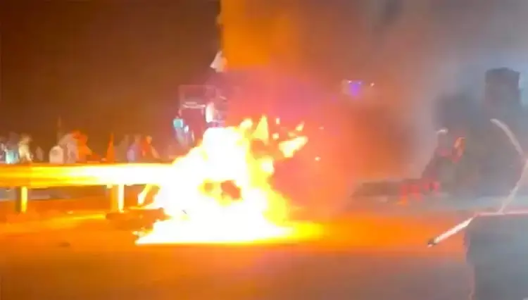 Haridwar: चलती बाइक बनी आग का गोला, कांवड़ियों में मची अफरा-तफरी Haridwar: चलती बाइक बनी आग का गोला, कांवड़ियों में मची अफरा-तफरी