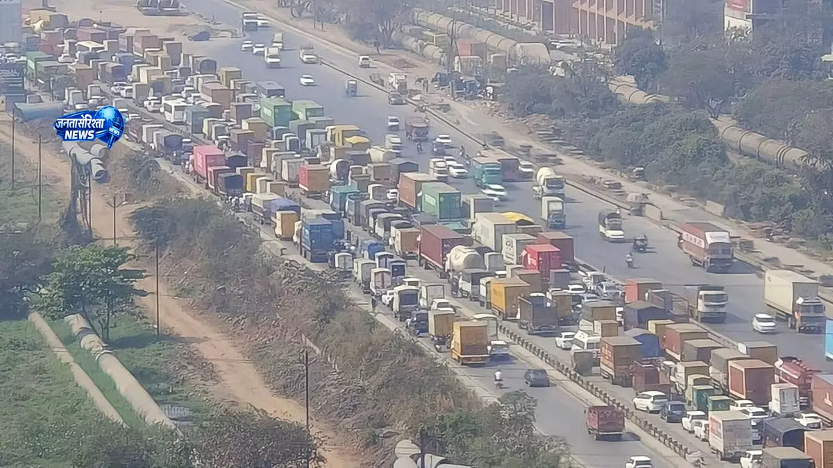 भिवंडी में जाम से हाहाकार, संकरी सड़कों पर घंटों फंसे वाहन भिवंडी में जाम से हाहाकार, संकरी सड़कों पर घंटों फंसे वाहन