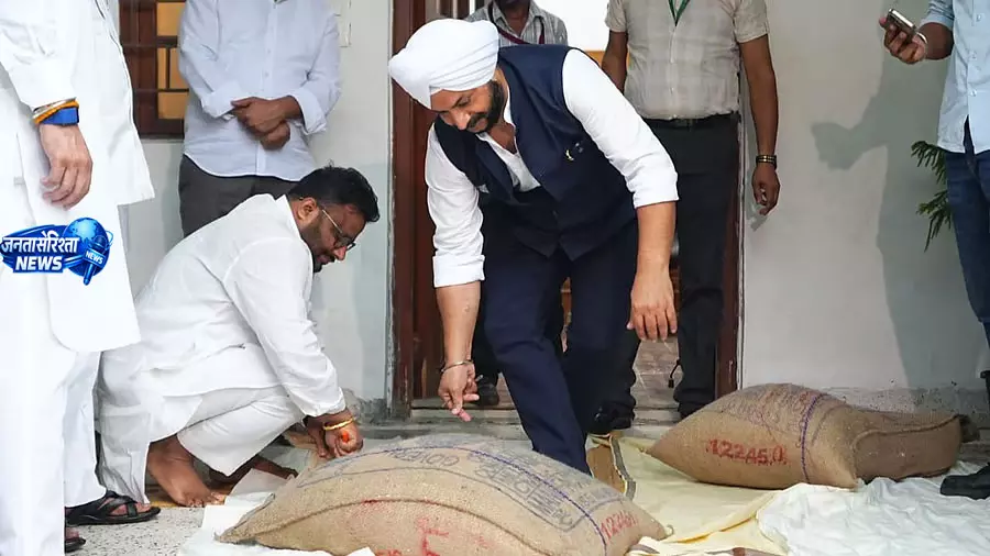 दिल्ली में चावल पर सियासी घमासान, AAP ने लगाए गंभीर आरोप दिल्ली में चावल पर सियासी घमासान, AAP ने लगाए गंभीर आरोप
