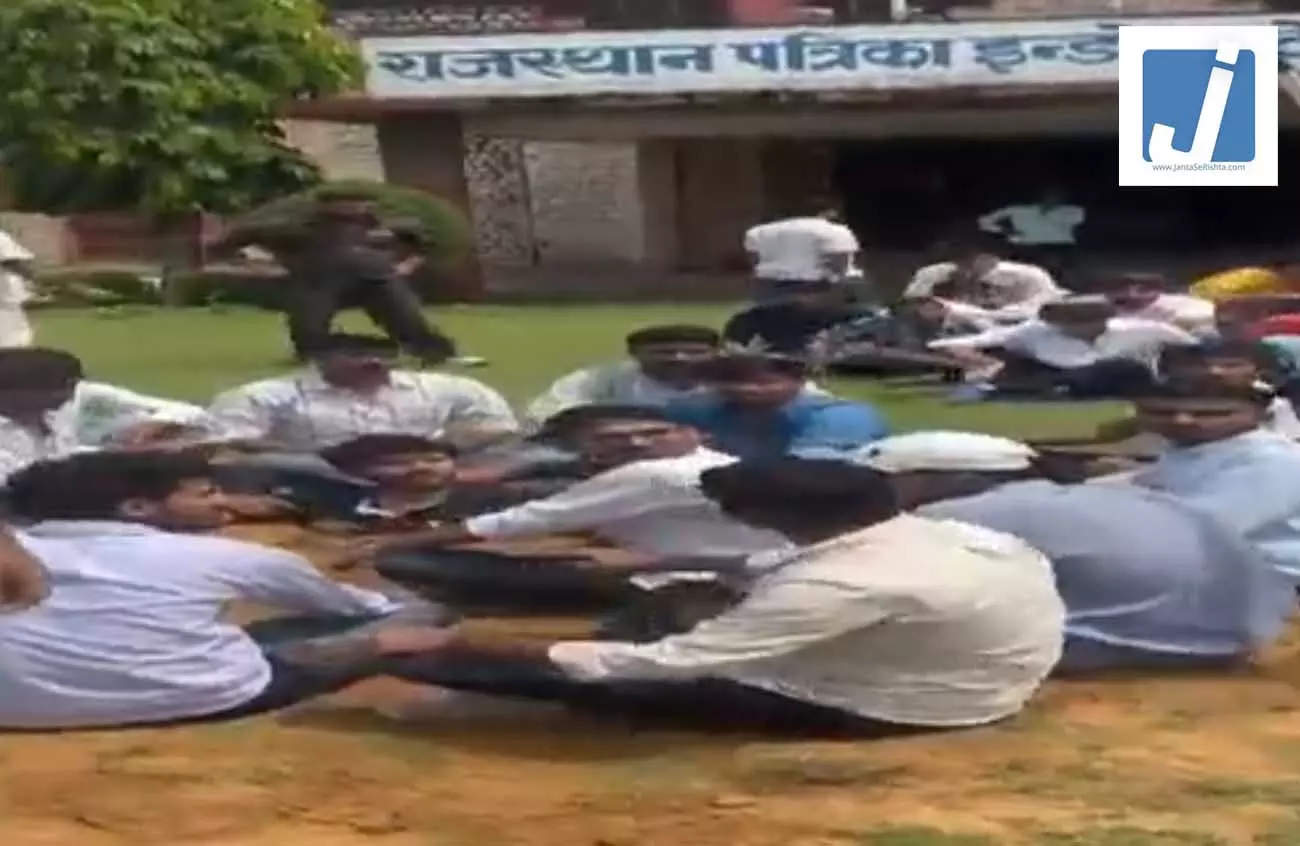 लगा रहे थे नारे हम तुम्हारे साथ हैं , फिर पुलिस को देख अपने नेता जी को छोड़ भागे सारे समर्थक लगा रहे थे नारे हम तुम्हारे साथ हैं , फिर पुलिस को देख अपने नेता जी को छोड़ भागे सारे समर्थक