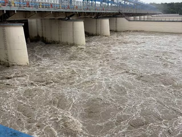 Haridwar: टिहरी से हरिद्वार तक गंगा की निगरानी, बारिश को लेकर प्रशासन अलर्ट Haridwar: टिहरी से हरिद्वार तक गंगा की निगरानी, बारिश को लेकर प्रशासन अलर्ट