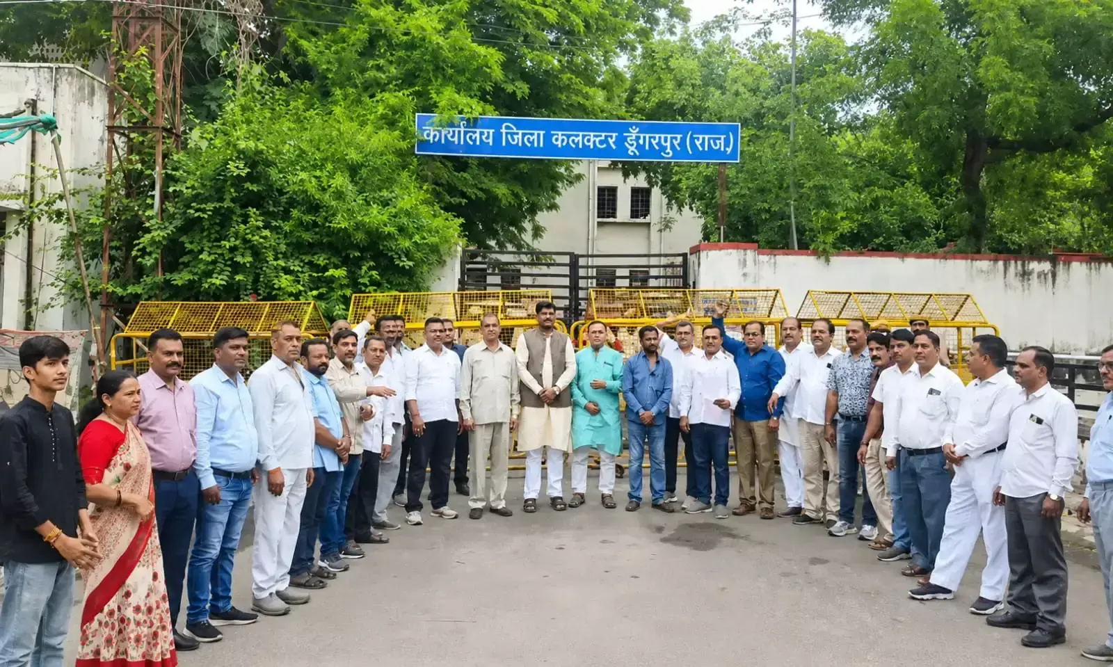 Dungarpur: डांगावास कांड को लेकर सड़क पर उतरी कांग्रेस, कलेक्ट्रेट पर प्रदर्शन Dungarpur: डांगावास कांड को लेकर सड़क पर उतरी कांग्रेस, कलेक्ट्रेट पर प्रदर्शन